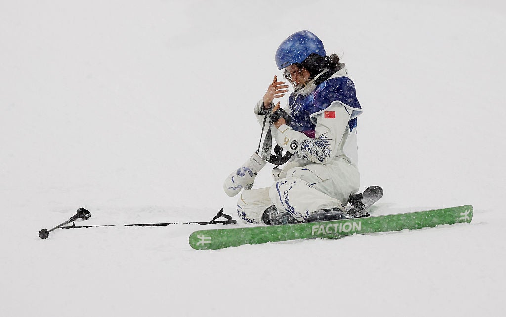 China's Eileen Gu fell amid heavy snow in the warm up