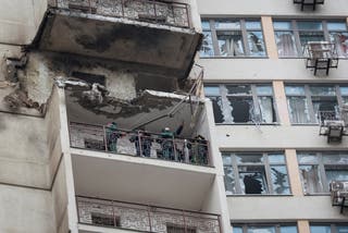 Um edifício residencial foi danificado em um ataque de drone russo em Odessa