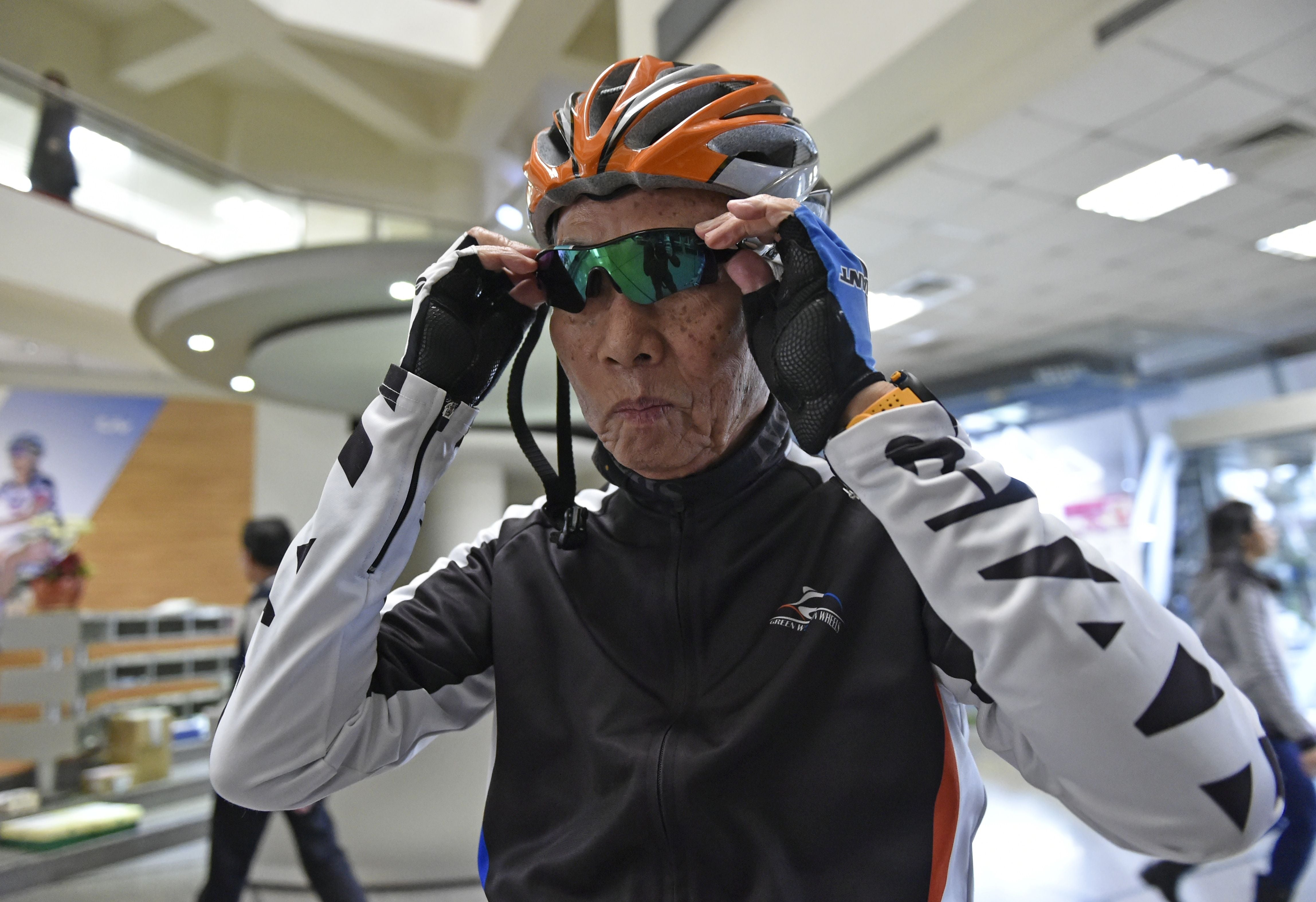 Кинг Лиу, председник највећег светског произвођача бицикала Гиант Мануфацтуринг Цо., позира за фотографије током интервјуа за АФП у центру Тајчунга