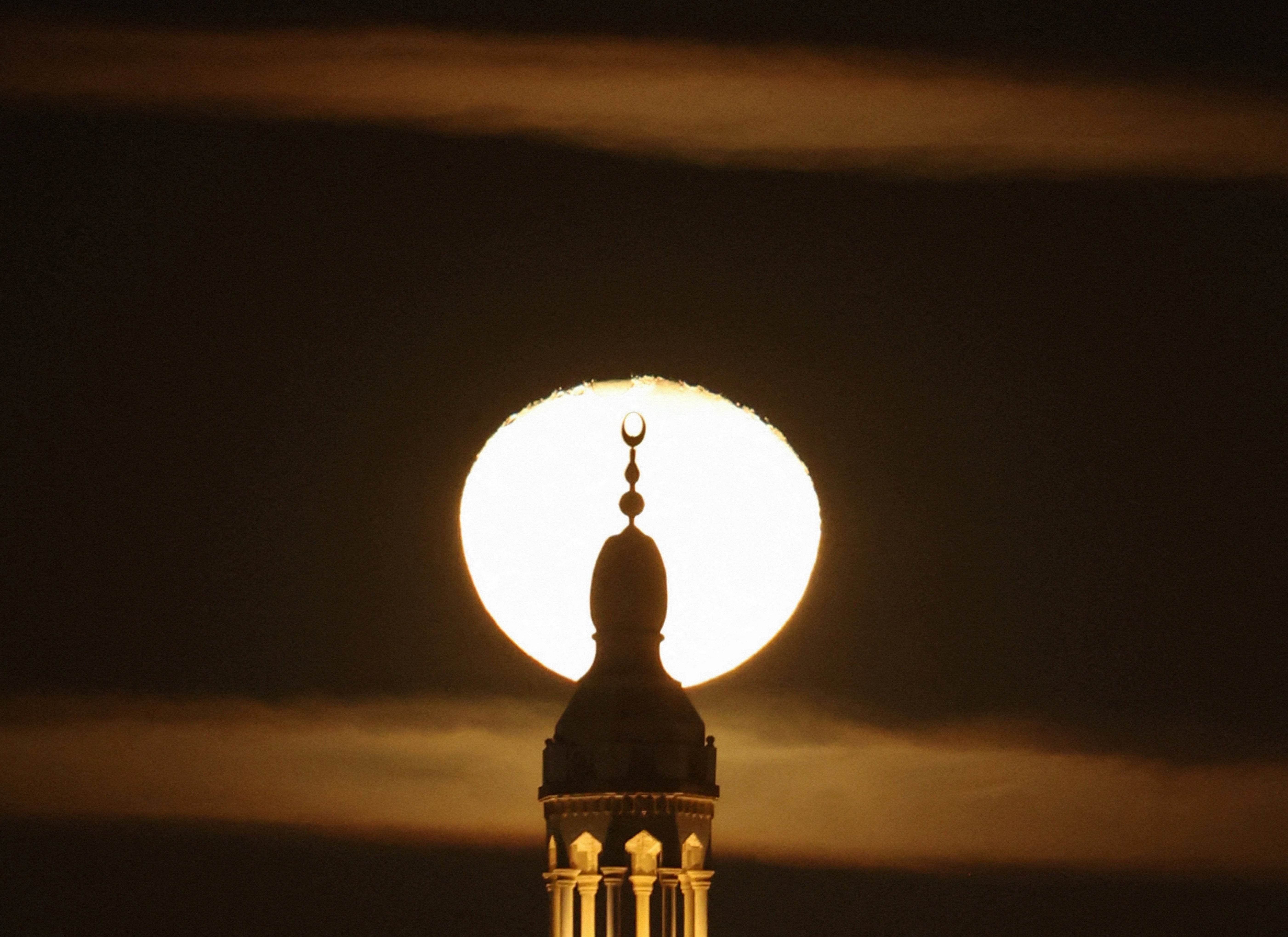 <p>The moon shines behind a minaret of the Great Mosque ahead of the holy month of Ramadan in Cairo, Egypt, February 4, 2026.</p>