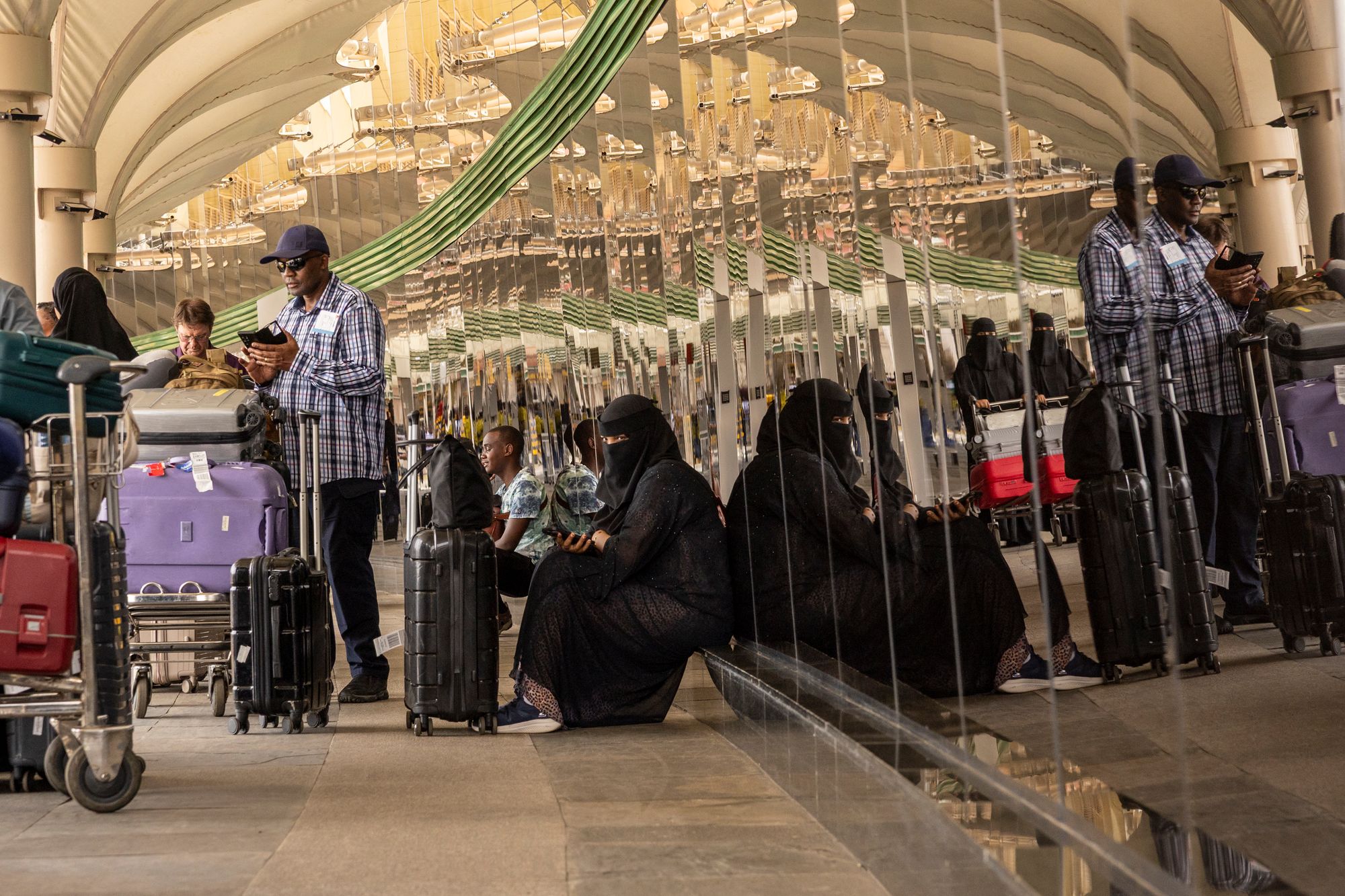 Passageiros esperam em portão fechado durante partidas no Aeroporto Internacional Jomo Kenyatta (JKIA) de Nairóbi