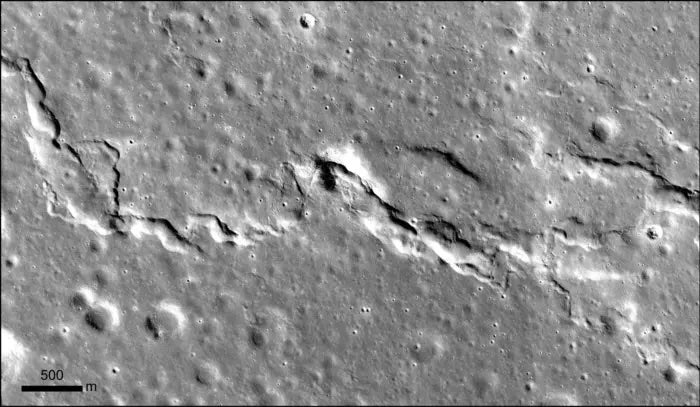 NASA च्या Lunar Reconnaissance Orbiter Camera ने एक छोटासा रिज कैद केला आहे