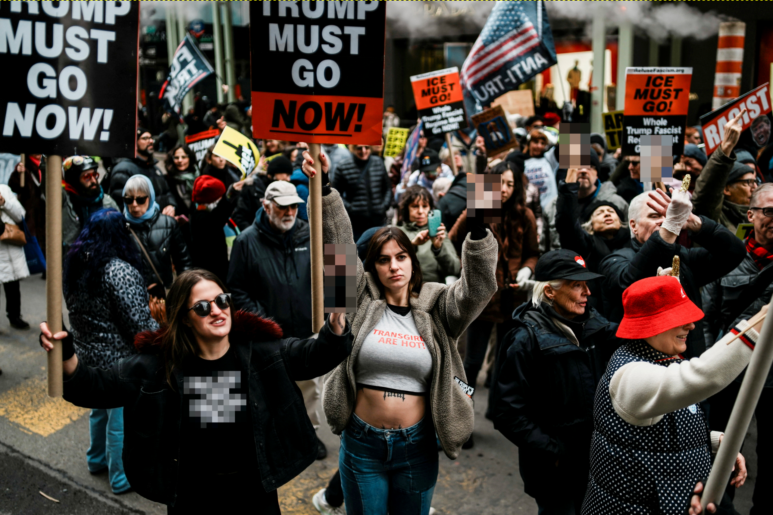 Alguns manifestantes também visaram os esforços da administração Trump para reverter os direitos dos transgêneros