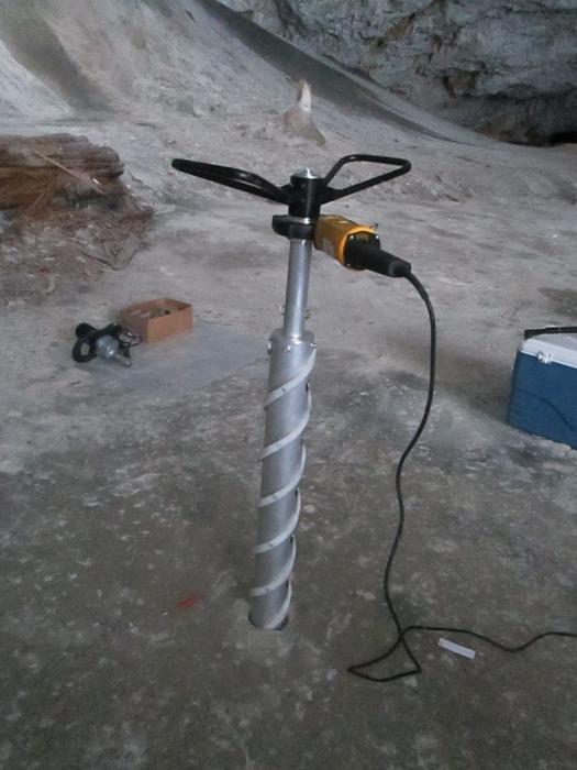 संघाने ग्रेट हॉल म्हणून ओळखल्या जाणाऱ्या गुहेच्या परिसरातून 25 मीटर लांबीचा बर्फाचा भाग उत्खनन केला.