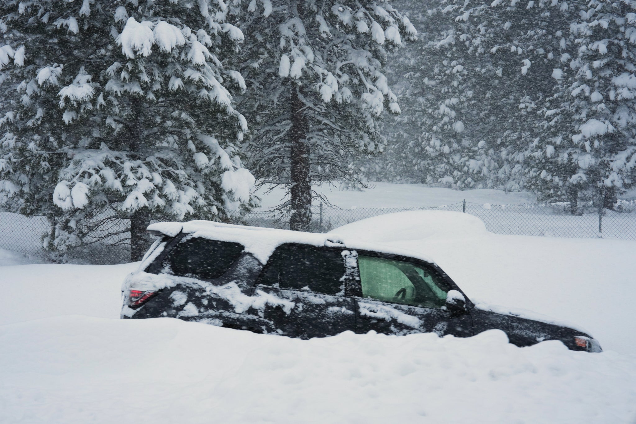 Um veículo é enterrado na neve durante uma tempestade em Truckee, Califórnia