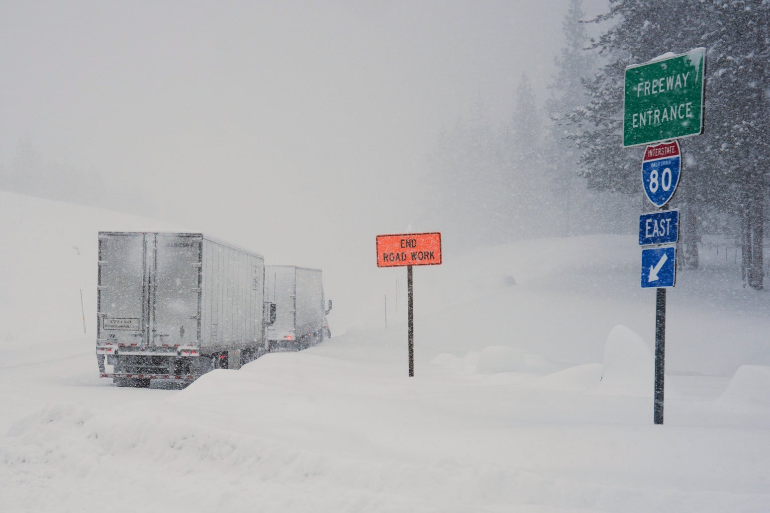 Caminhões fazem fila ao longo da Interstate 80 durante tempestade de neve