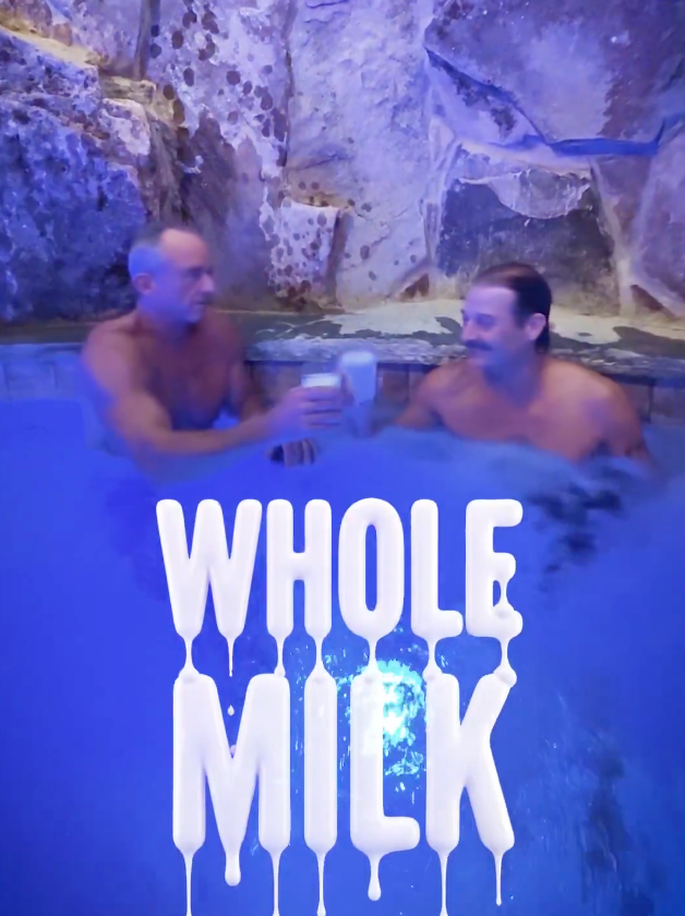 Kennedy e Kid Rock bebendo um copo de leite à beira de um lago