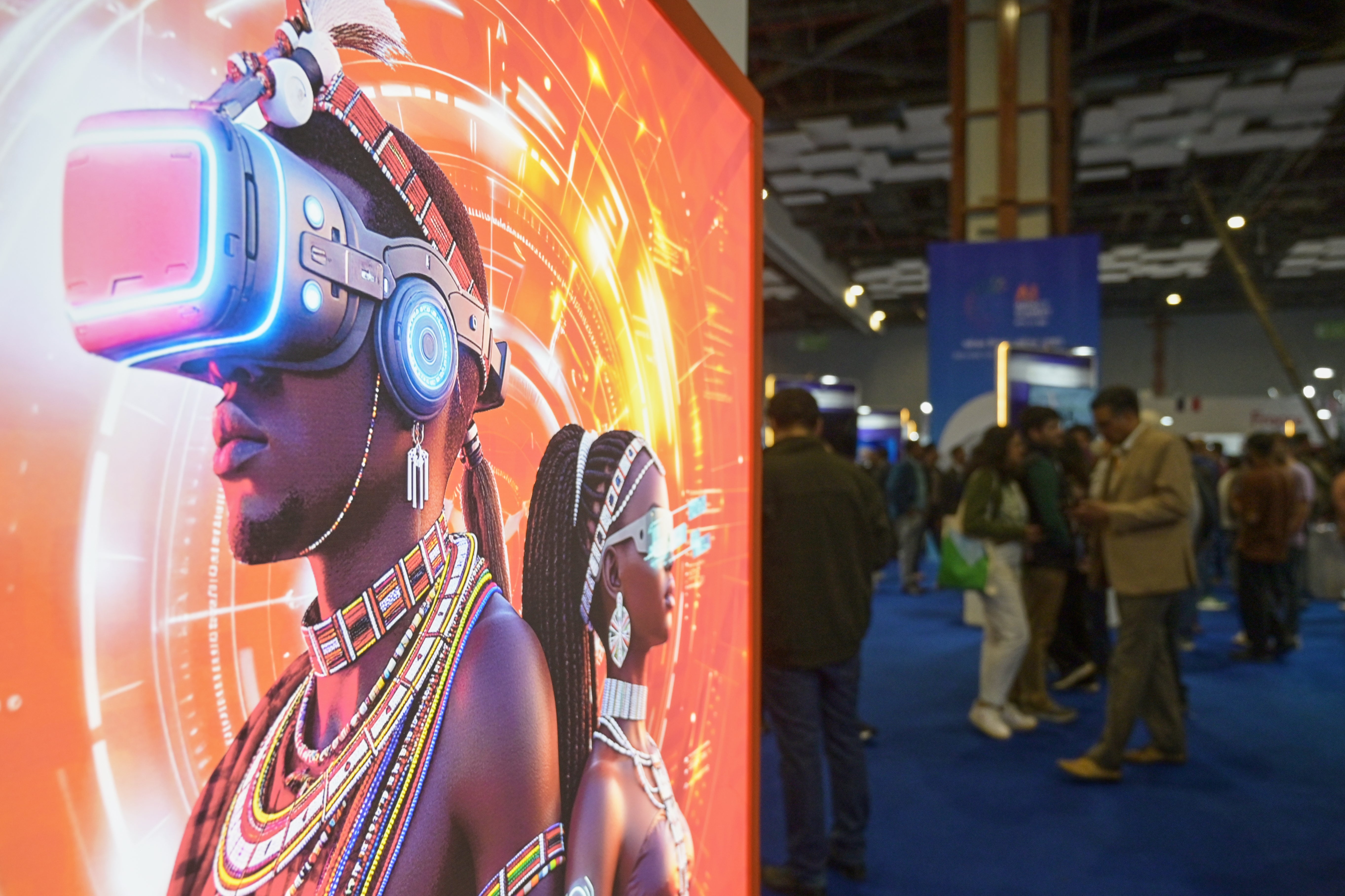 Посетиоци стоје поред рекламног билборда на самиту вештачке интелигенције у Њу Делхију, Индија