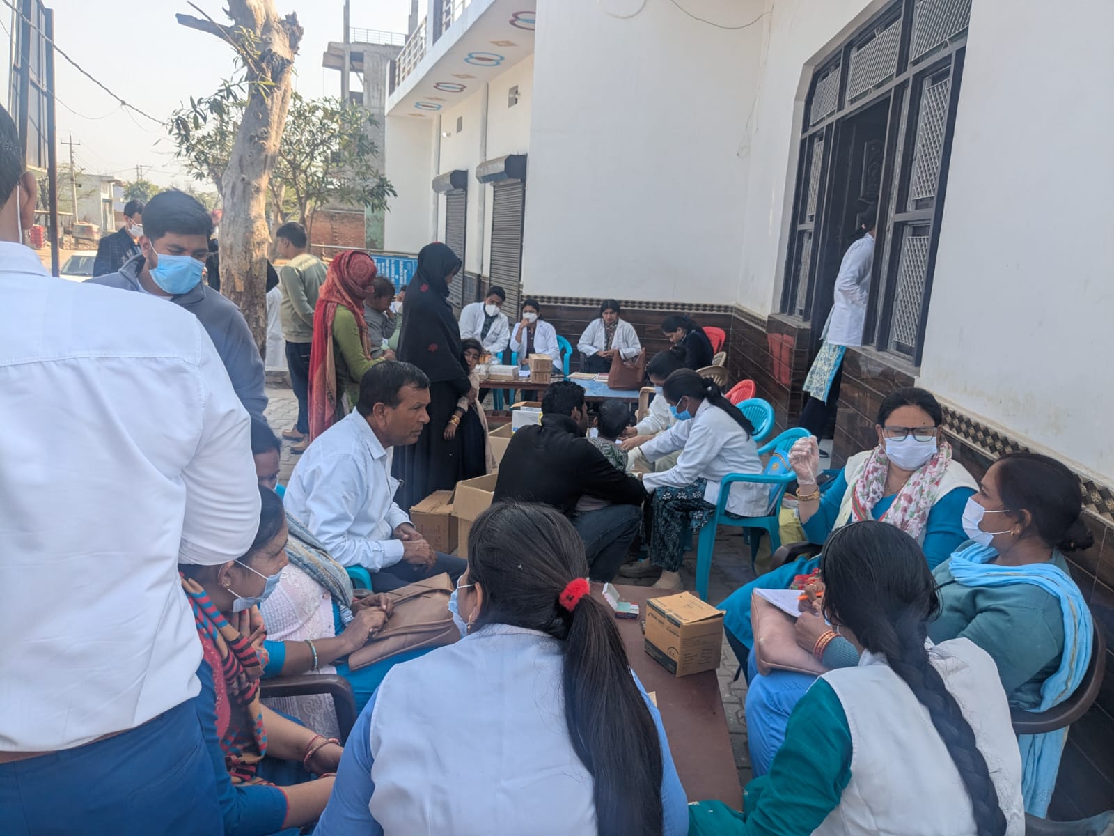 Здравствени радници прегледају сељане на хепатитис Б и Ц у медицинском кампу у Цххаинси