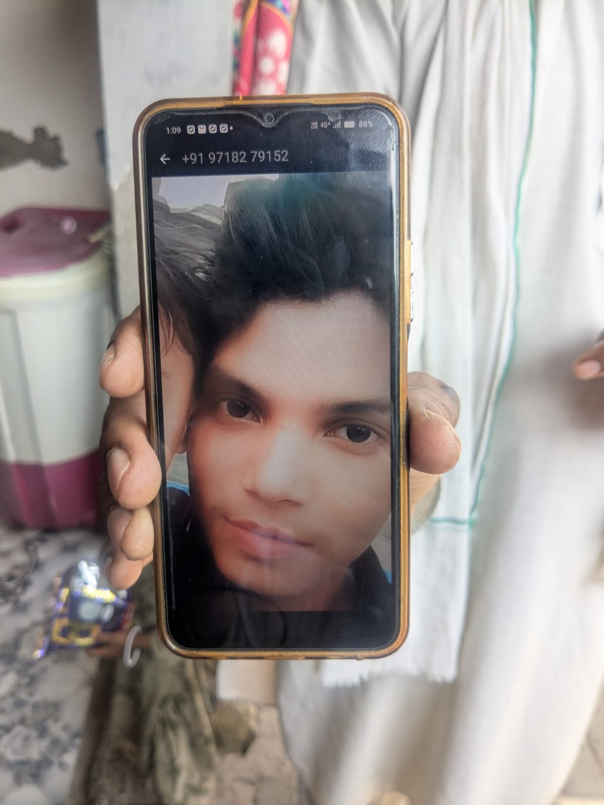 Мохамед Хакимуддин показује слику свог покојног сина