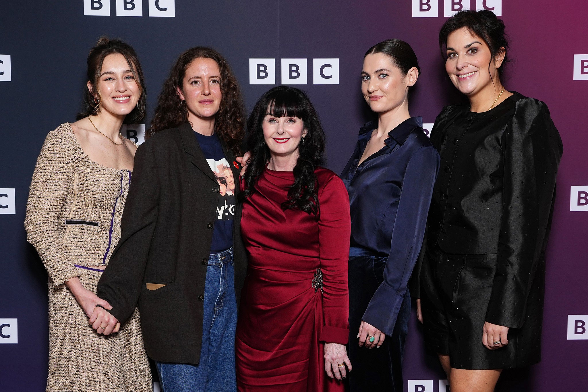 Marian Keyes (al centro) con (da sinistra) le star di 'The Walsh Sisters', Danielle Galligan, Louisa Harland, Caroline Menton e Stefanie Preissner