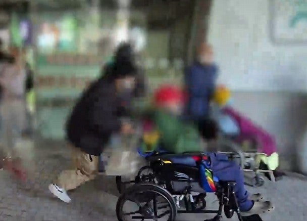 Породица наводи да је Ванг био 'талац' неговатељ