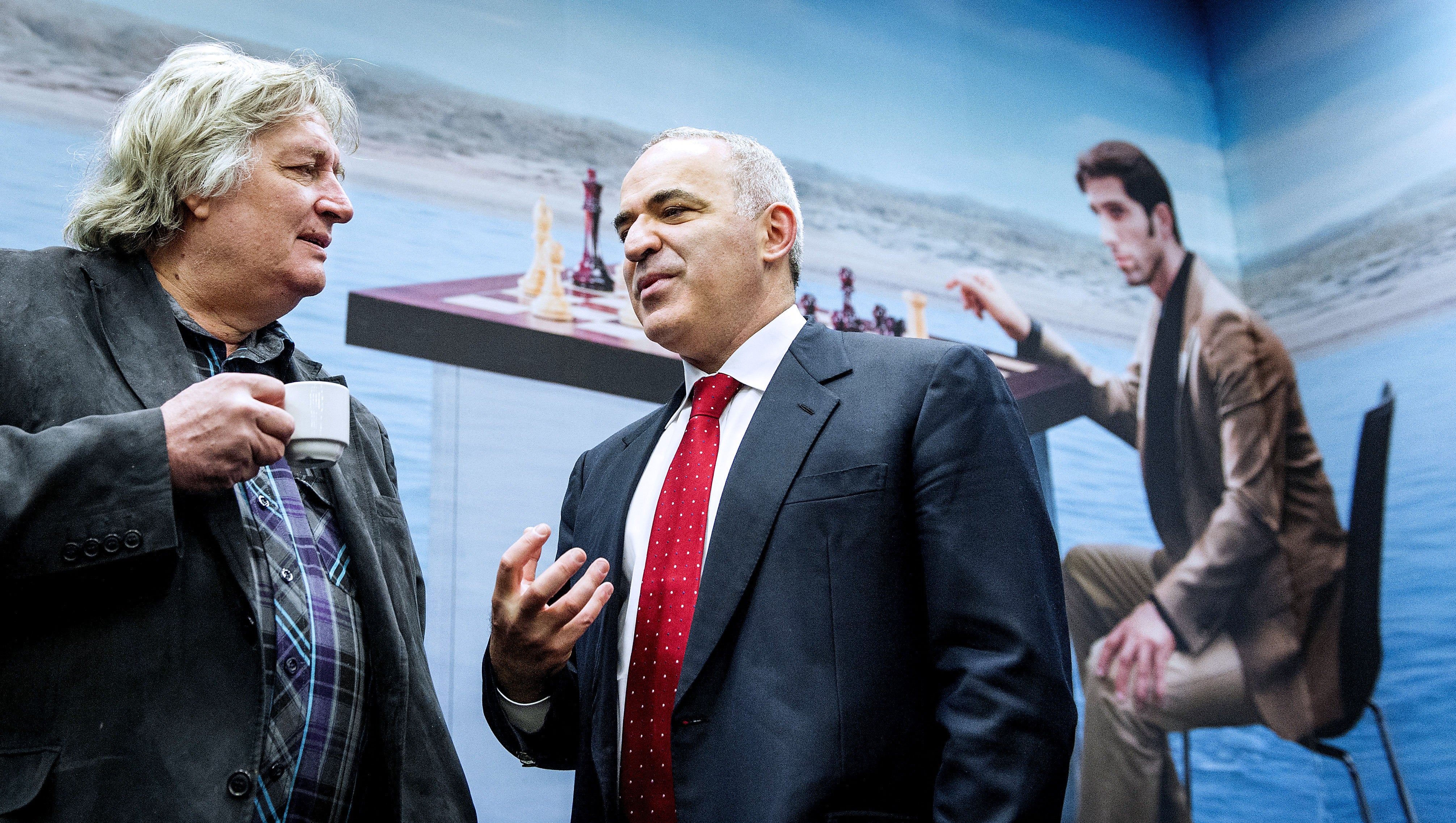 Former World Chess Champion Garry Kasparov (R) speaks with Dutch chess player Jan Timman (L) during a visit of the Tata Steel Chess Tournament in Wijk aan Zee, Netherlands