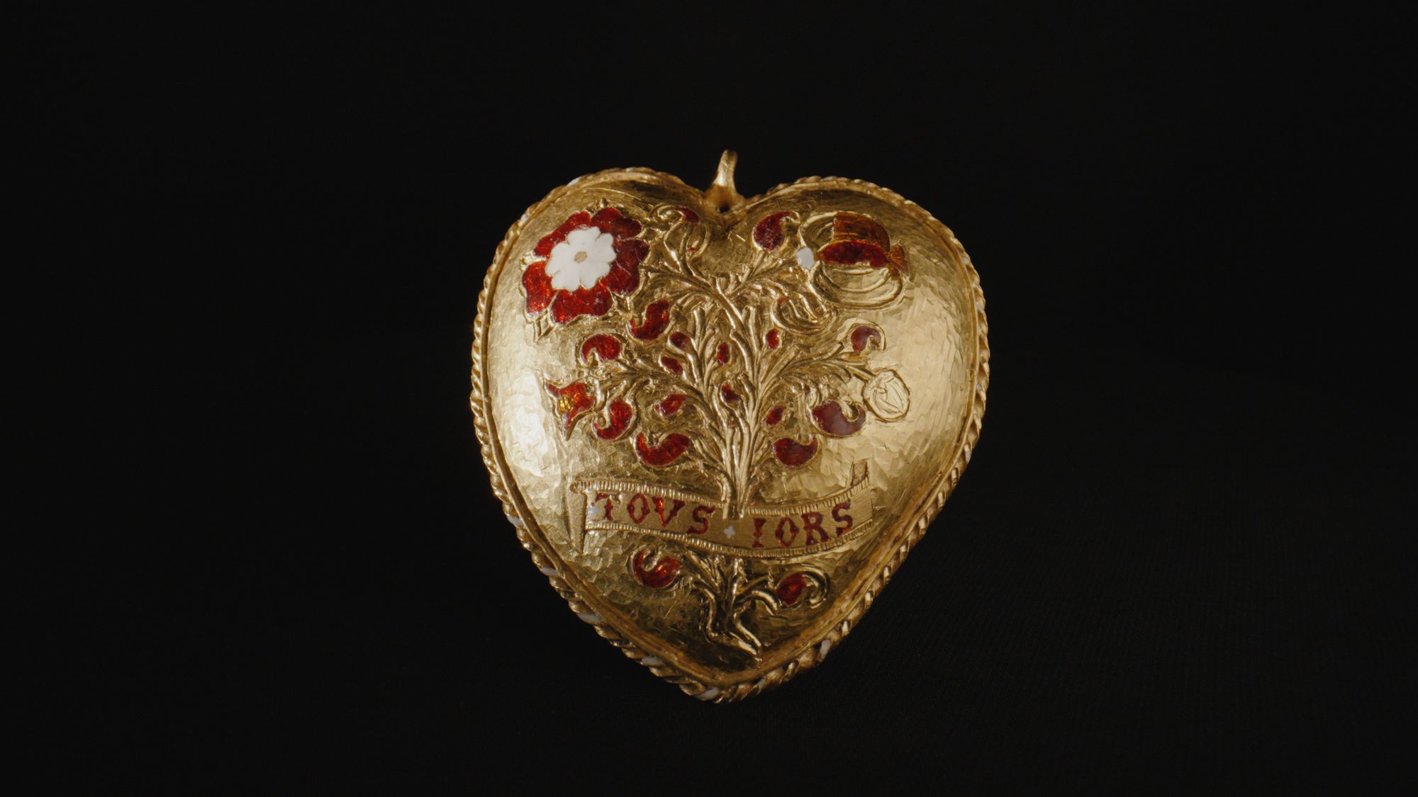The locket is made of 317 grams of precious metal, including gold