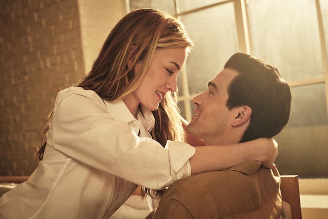 <p>Sarah Pidgeon y Paul Anthony Kelly interpretan a Carolyn Bessette y JFK Jr. en ‘Love Story’</p>