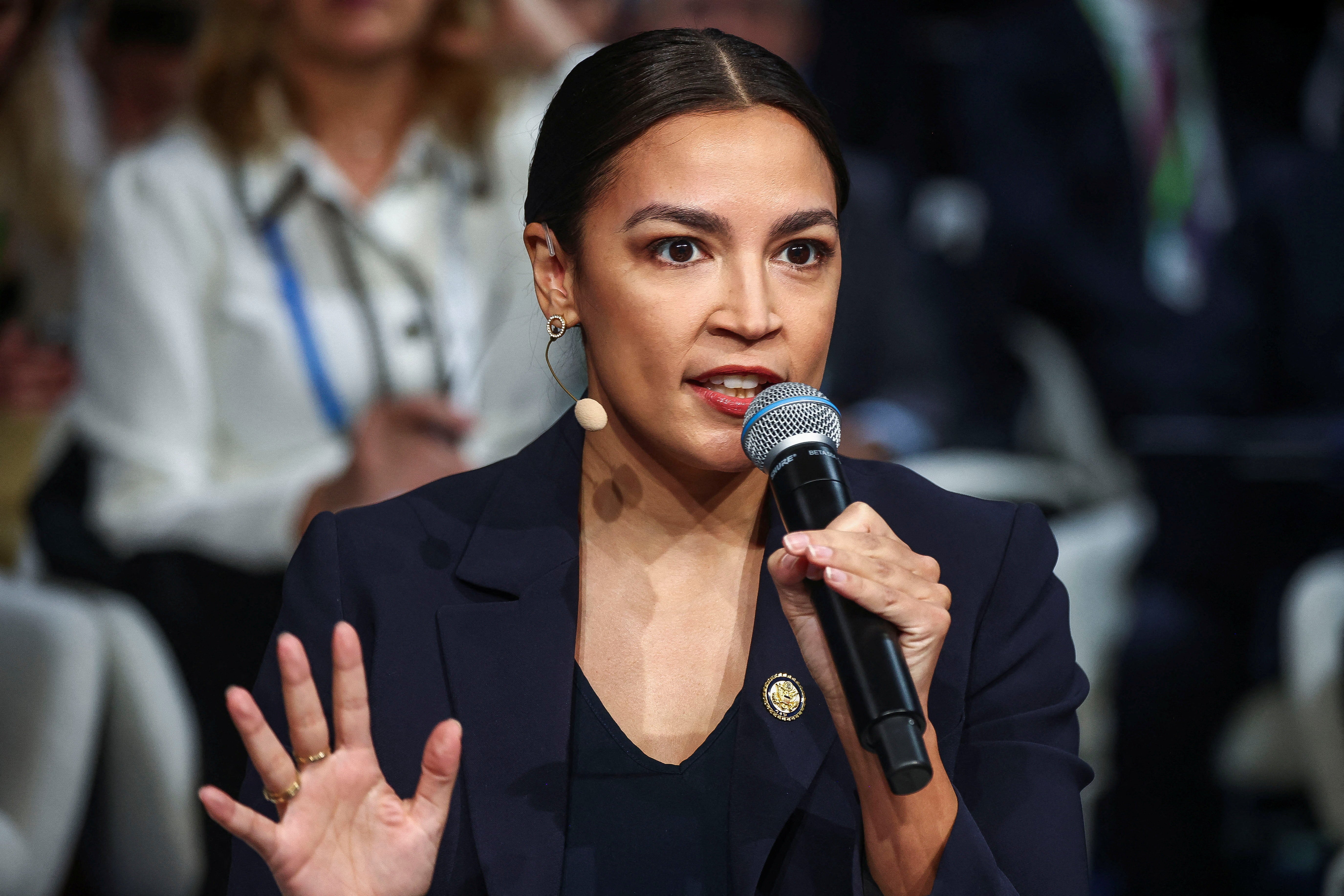 A deputada norte-americana Alexandria Ocasio-Cortez (D-NY) fala durante a Conferência de Segurança de Munique (MSC) em 13 de fevereiro de 2026 em Munique, Alemanha. REUTERS/Liesa Johannssen