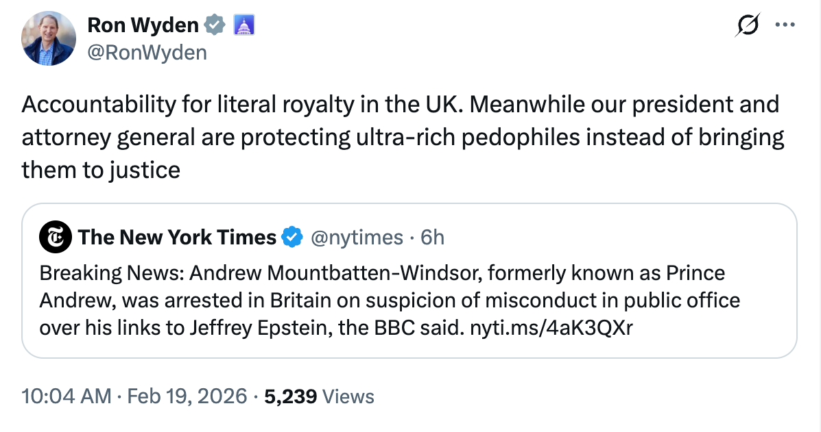 O senador do Oregon, Ron Wyden, acusa Trump de 'proteger pedófilos super-ricos'