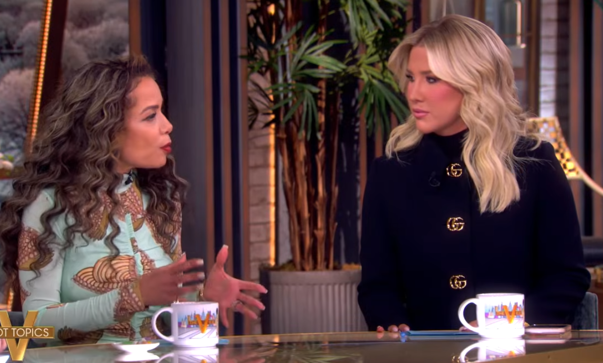 Savannah Chrisley sentou-se ao lado da co-apresentadora Sunny Hostin durante seu tempo como apresentadora convidada em 'The View'