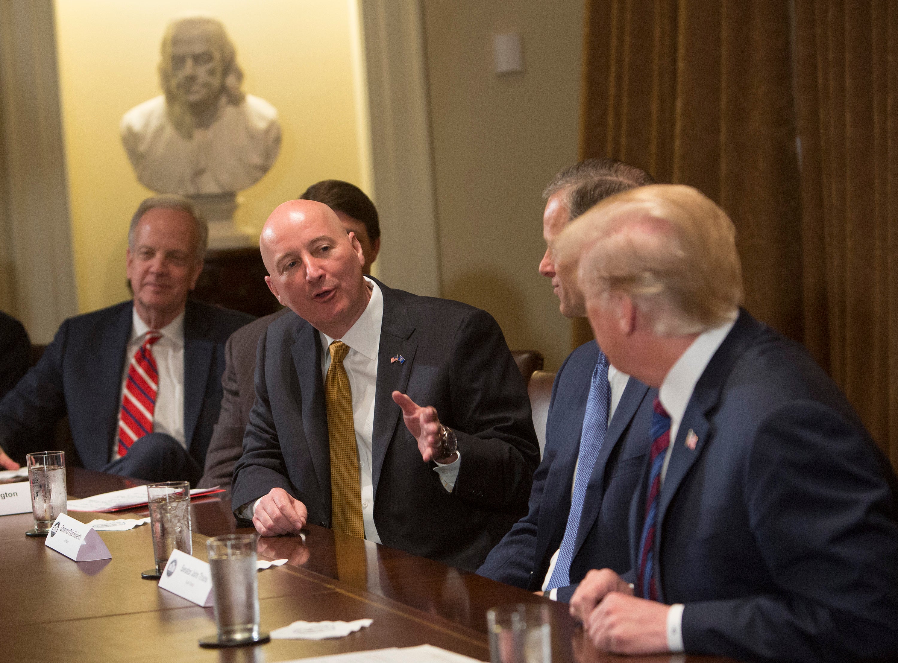 Ricketts speaks with President Donald Trump during a 2018 meeting with governors