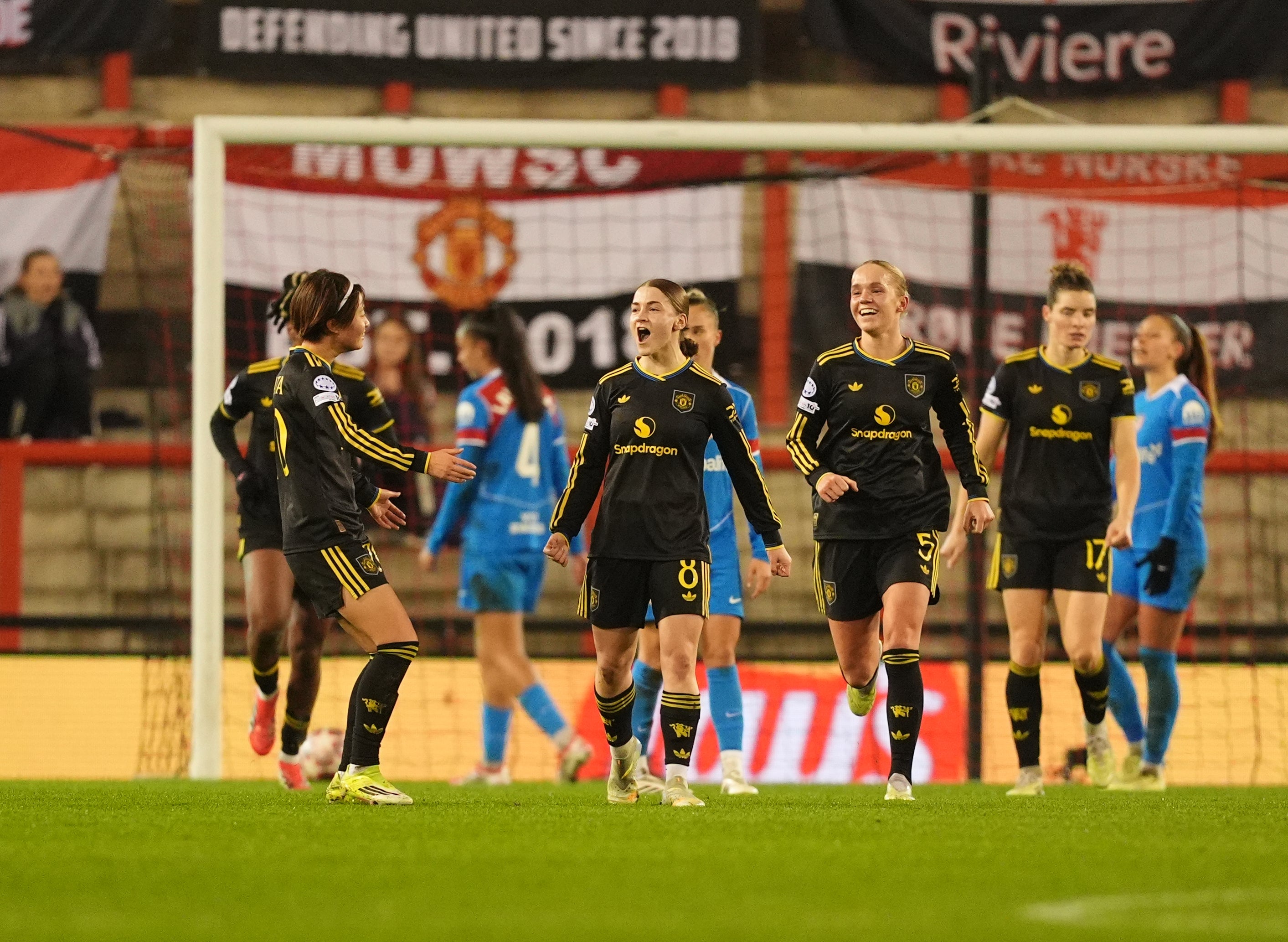 O United garantiu uma vitória por 2 a 0 no Leigh Sports Village