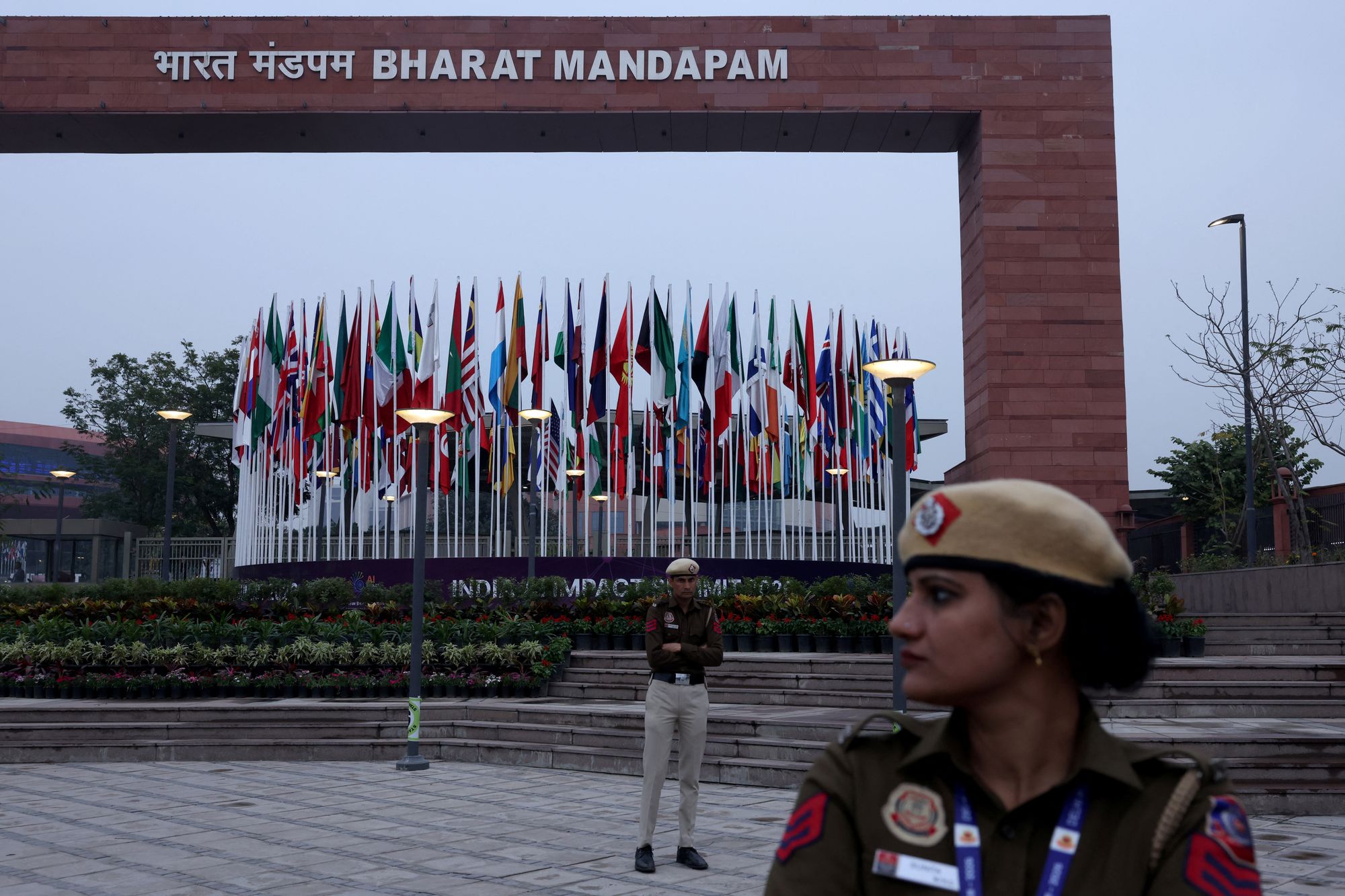 Полицајци чувају стражу испред Бхарат Мандапама, једног од места одржавања самита АИ Импацт