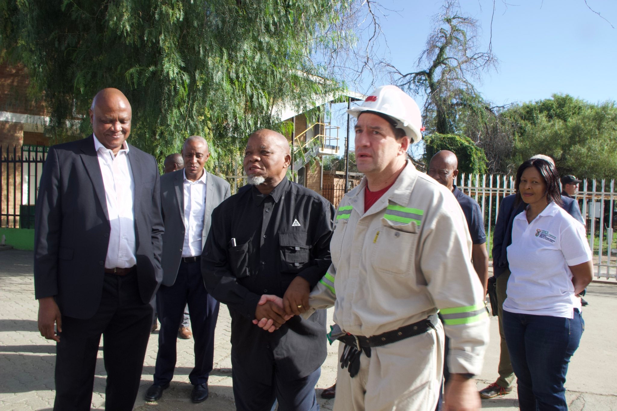 Minister Mantashe has arrived at Ekapa mine (Kimberly) for oversight visit following the recent mud rush incident. South Africa diamond mine https://x.com/DMPR_ZA/status/2024740544807588002