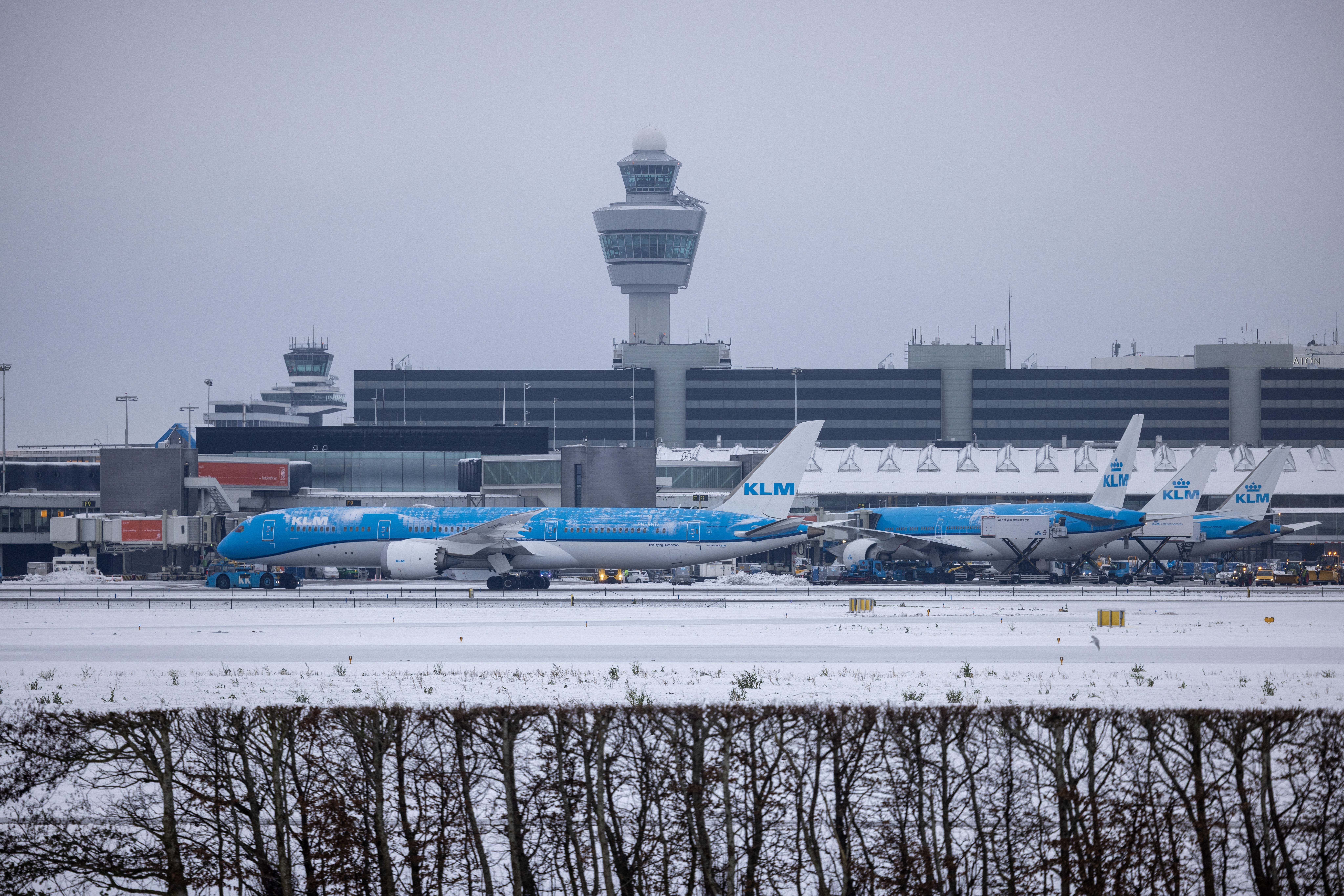 The Dutch Supreme Court on Wednesday scrapped a government decision to limit the number of flights at Amsterdam's Schiphol airport, one of Europe's busiest hubs