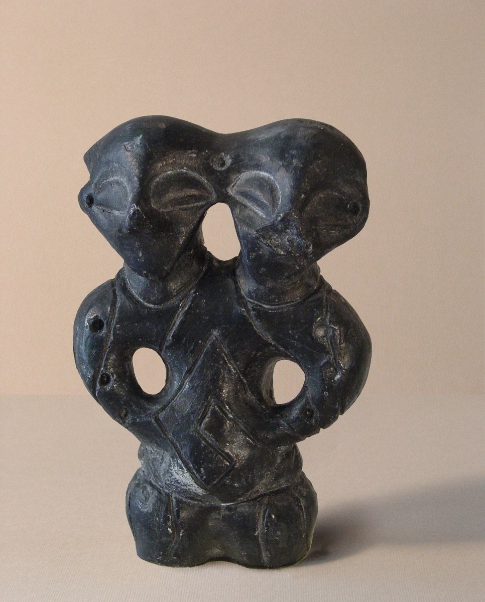 Братская могила была вырыта в деревне железного века около 850 г. до н.э., но возраст этого поселения уже составлял тысячи лет. Эта небольшая двухголовая статуя датируется одним из самых ранних периодов ее существования — около 5000 г. до н.э.