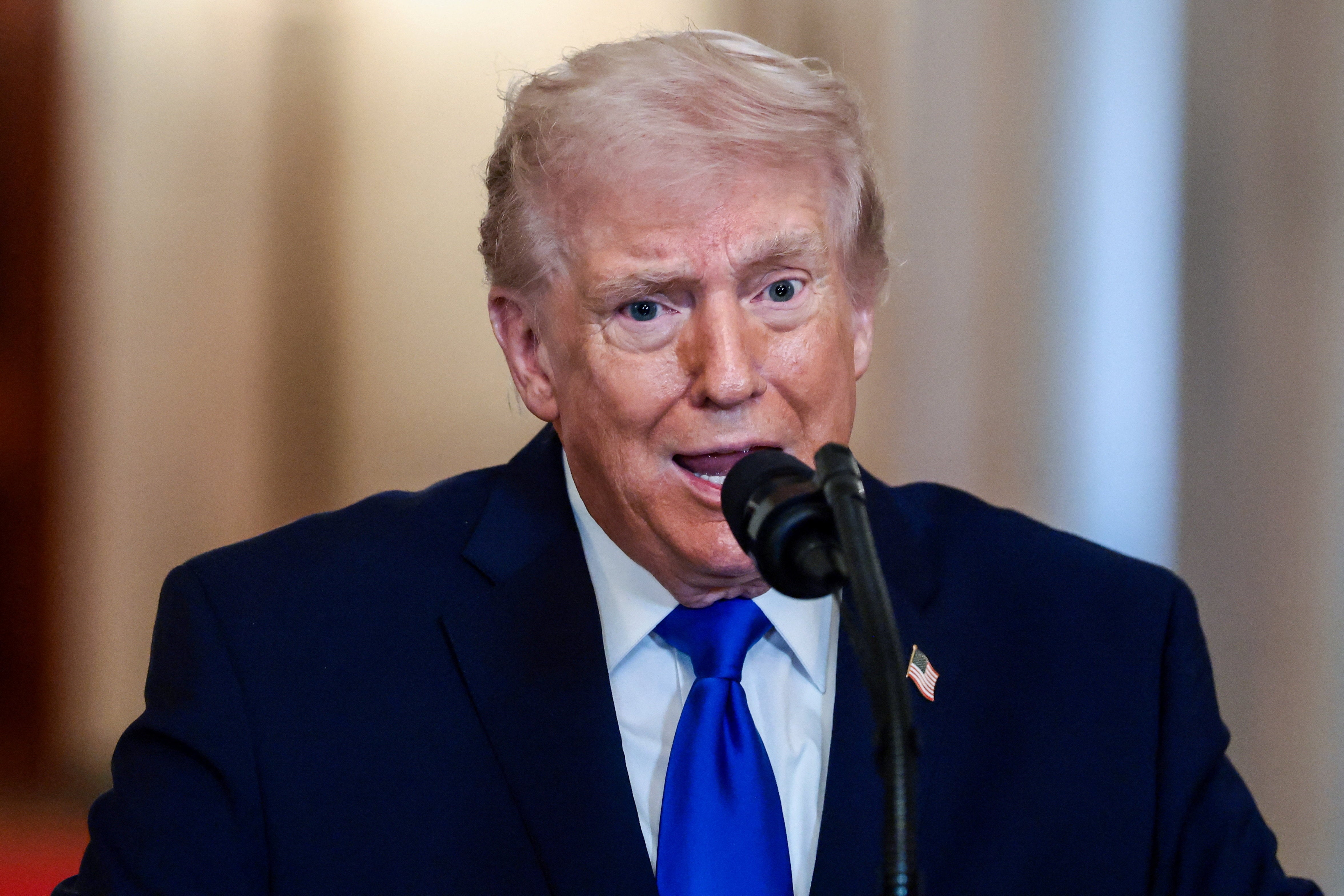 <p>Desde reducir el tamaño de la fuerza laboral federal y trastocar el calendario de vacunación infantil, hasta lanzar ataques contra Venezuela y capturar al presidente de ese país, el alcance de Trump parece no tener límites.</p>