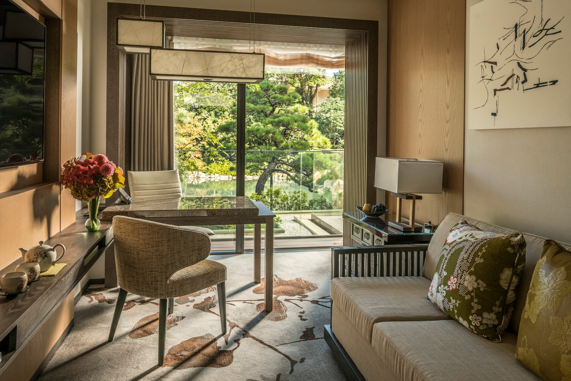Floor-to-ceiling windows bring the outside in (Four Seasons)