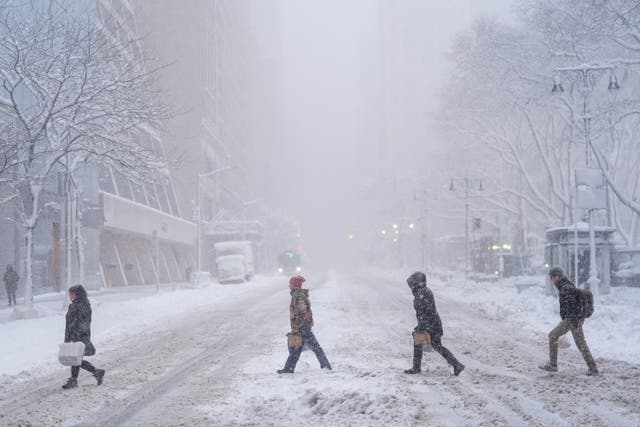 <p>Prohibiciones de circulación por carretera y alertas de ventisca estuvieron vigentes mientras las intensas nevadas y los fuertes vientos crearon condiciones de visibilidad nula en la populosa región. </p>