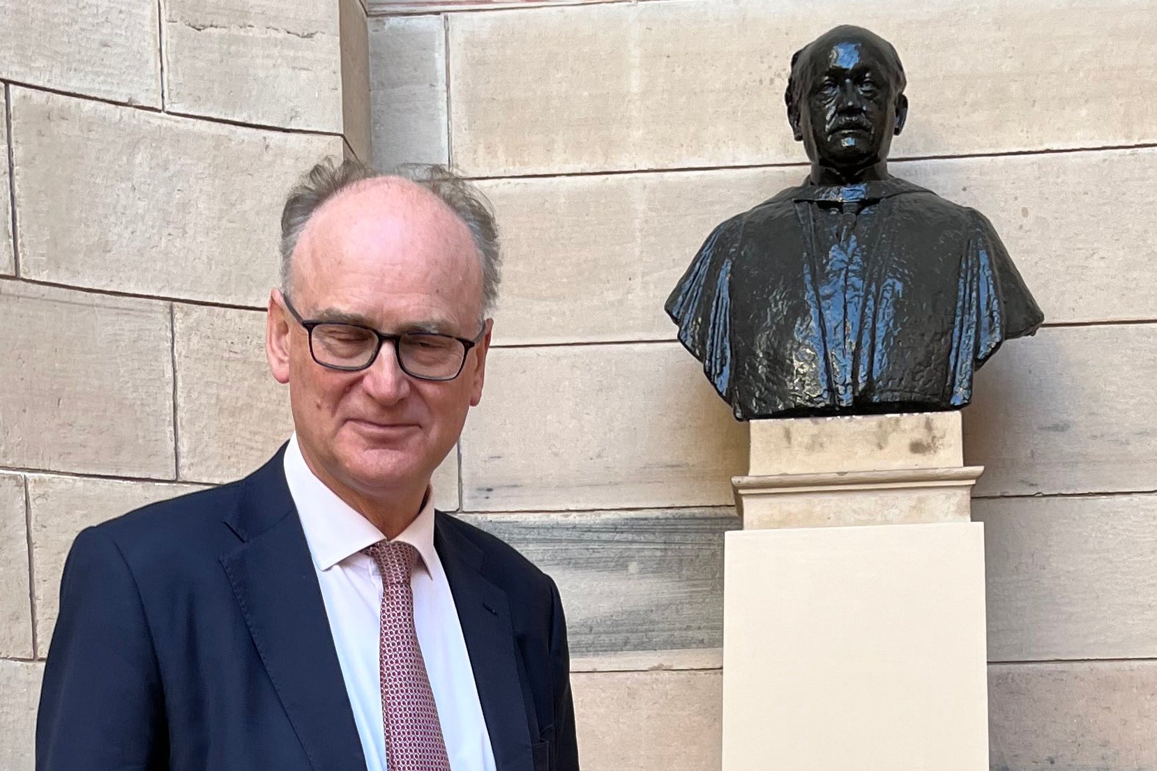 2025 में लुटियंस प्रतिमा के साथ यहां आए मैट रिडले ने राष्ट्रपति भवन से अपने परदादा की प्रतिमा हटाए जाने पर दुख व्यक्त किया है।