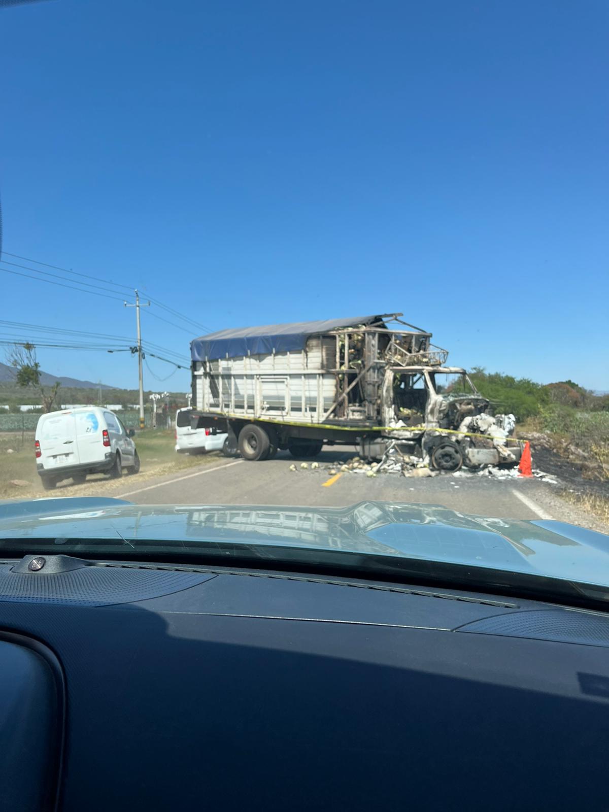 திரு மார்ட்டின் குவாடலஜாராவுக்குத் திரும்பிச் செல்வதற்காக தடைசெய்யப்பட்ட சாலைகளைக் கடந்து கார்களை எரித்தார்