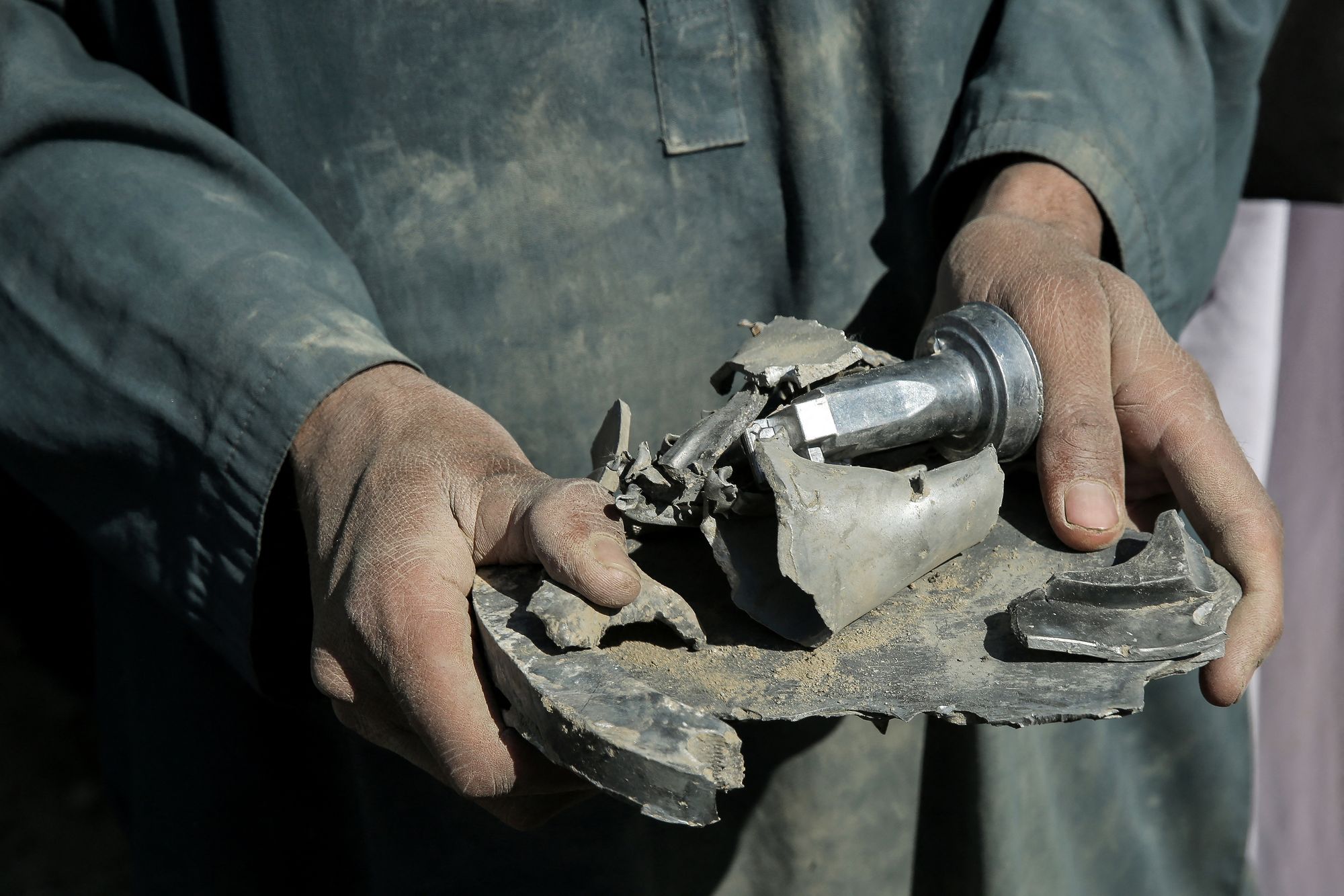 Авганистанац држи минобацачку гранату након што је пакистански ваздушни напад преко ноћи погодио стамбено насеље у селу Гирди Кас у округу Бихсуд