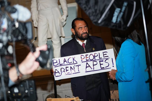 <p>El representante Al Green habla con la prensa tras ser escoltado fuera del discurso del estado de la Unión del presidente Donald Trump (Allison Robbert/AP)</p>