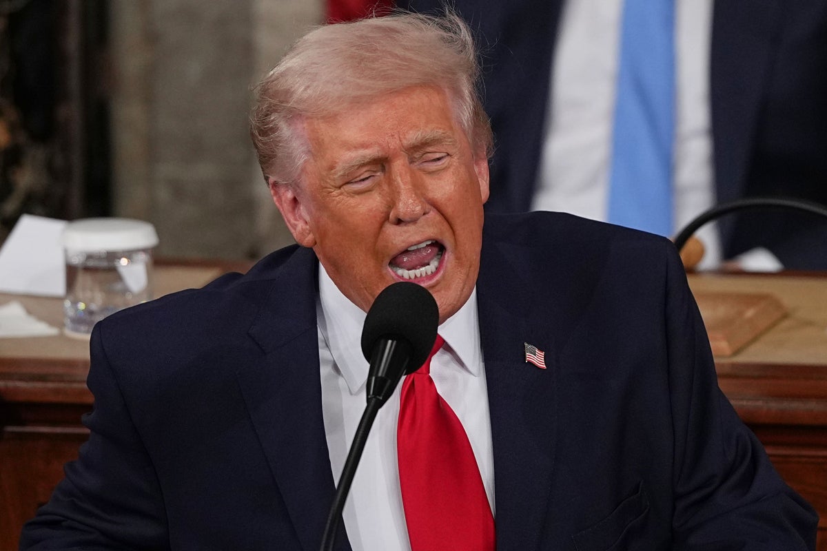 Trump exige pedágio de 20% dos navios no Estreito de Ormuz, reimpondo bloqueio dos EUA em dia de caos