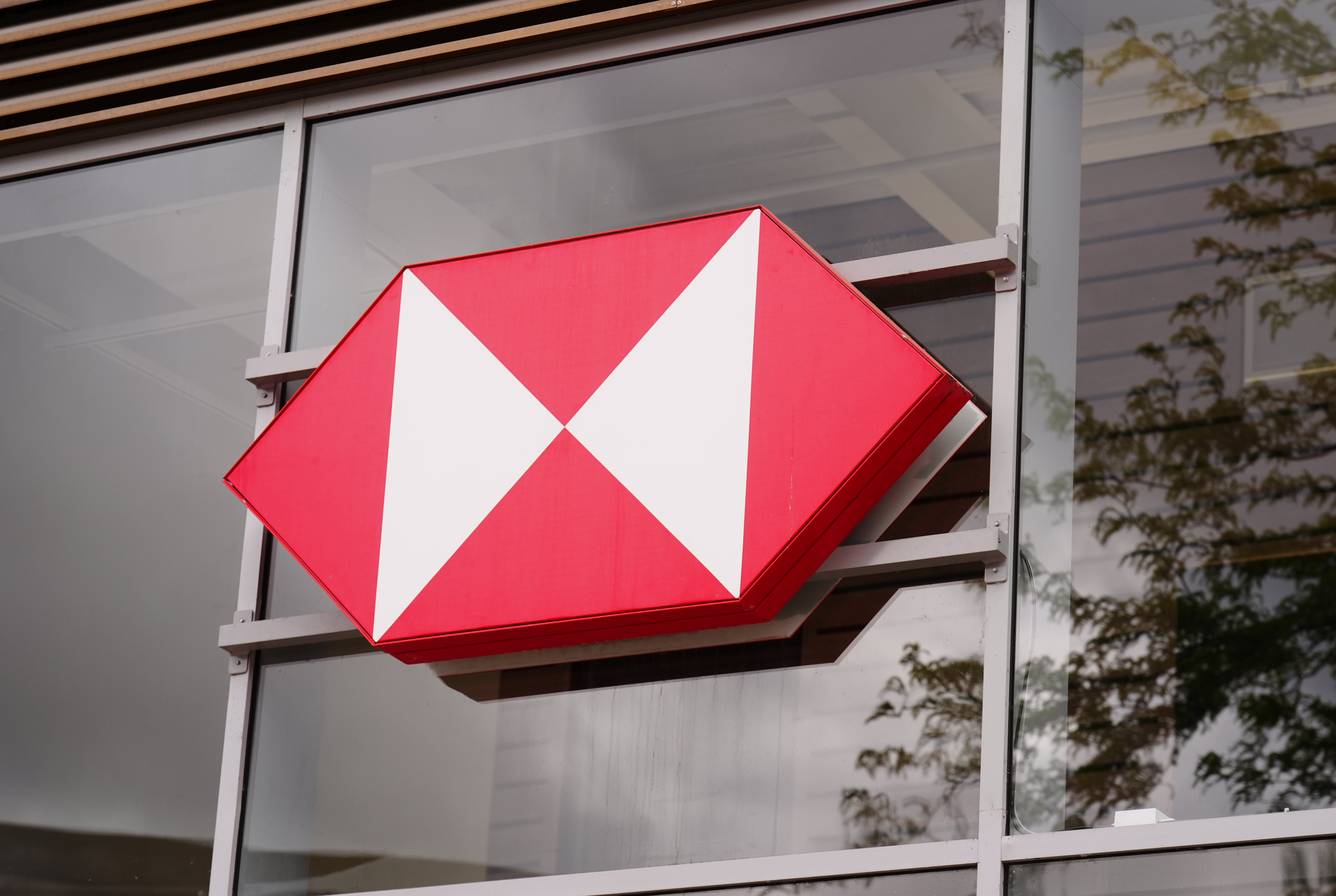 HSBC slashes senior roles to meet £1.1bn cost savings target early