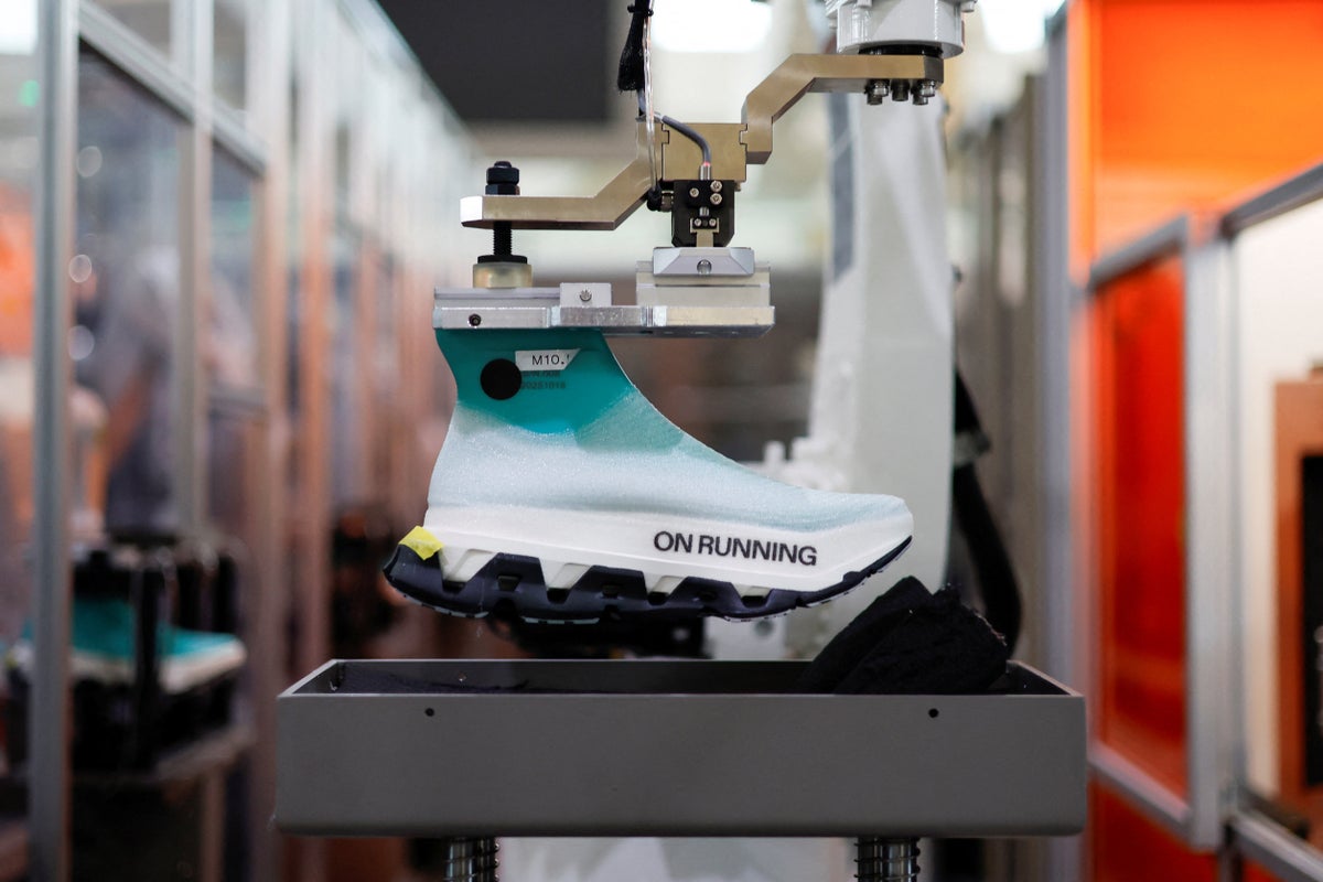 Major sportswear brand launches robot factory to make running shoes Major sportswear brand launches robot factory to make running shoes
