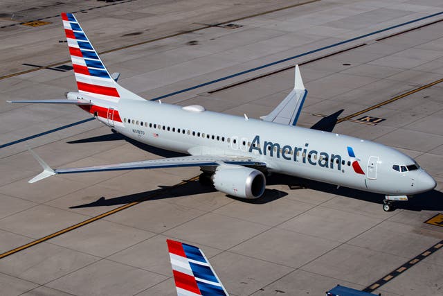 <p>Un Boeing 737-8 MAX de American Airlines, el mismo modelo que el encontrado con un aparente agujero de bala tras aterrizar en Medellín (Colombia)</p>