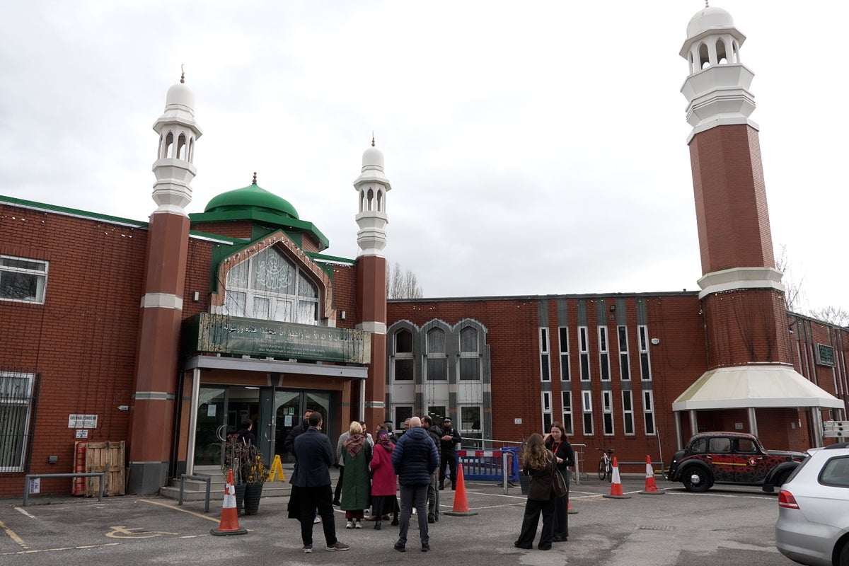 Police arrest second suspect after man ‘armed with axe’ entered Manchester mosque during Ramadan – UK Times Police arrest second suspect after man ‘armed with axe’ entered Manchester mosque during Ramadan – UK Times