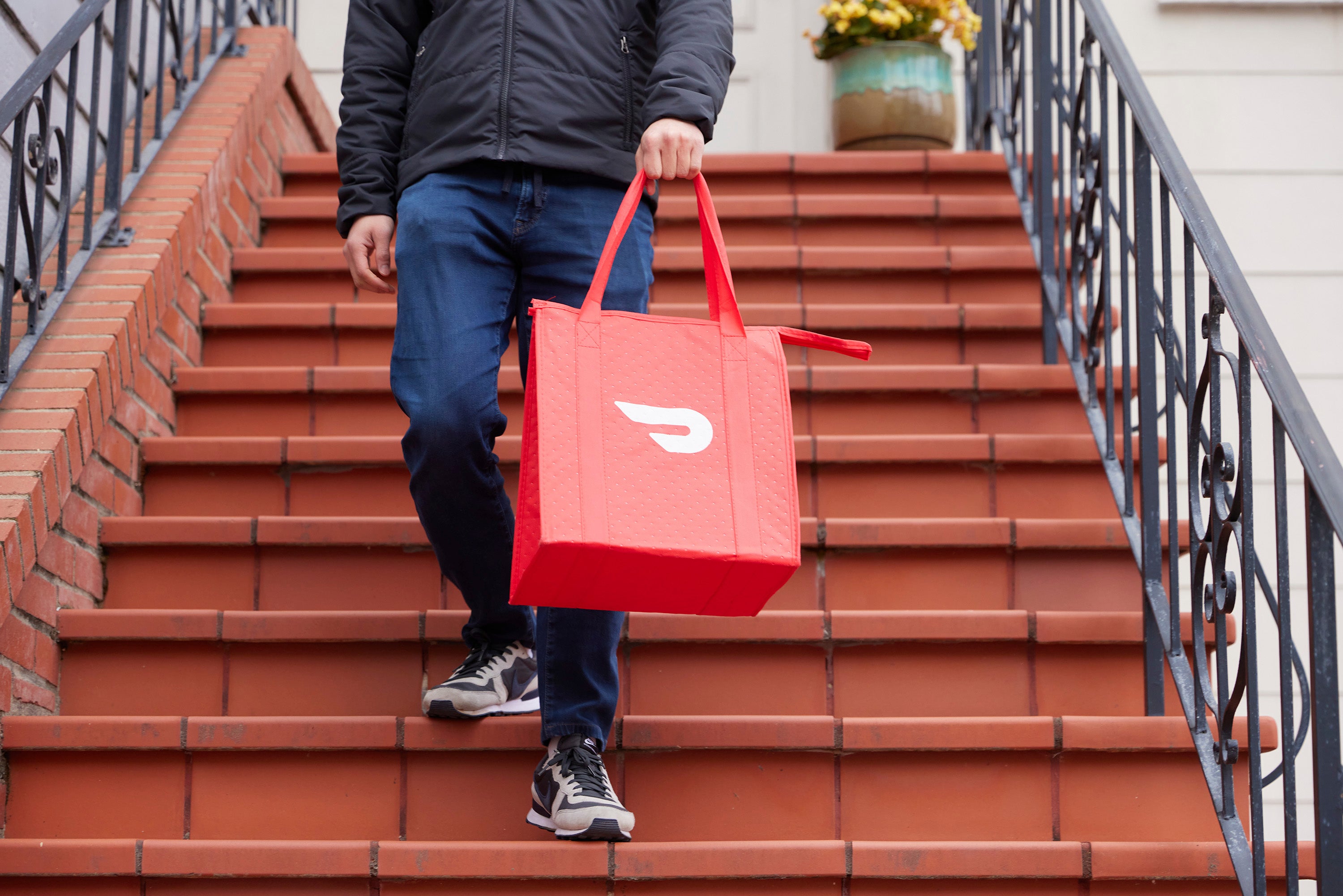 DoorDash and Uber Eats will now deliver goods from Costco locations across the country (Getty)