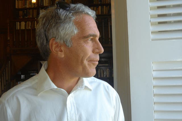 <p>Epstein alquiló más de una docena de bodegas y, presuntamente, evadió a las autoridades al llenar una con pornografía, manuales de “esclavas sexuales”, libretas de direcciones y otros materiales</p>