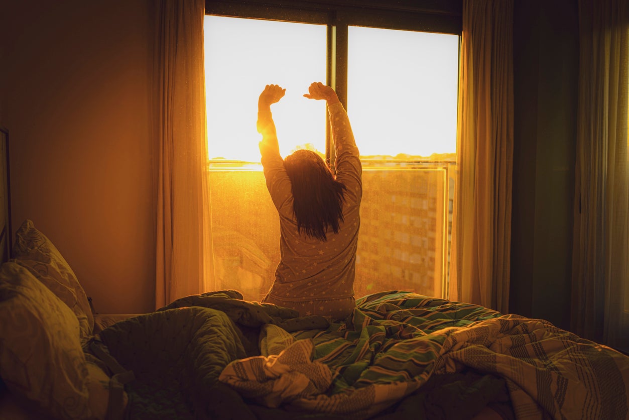 A common belief is that adopting an early routine will deliver the same benefits seen in natural morning types. However, chronotypes are not easily changed