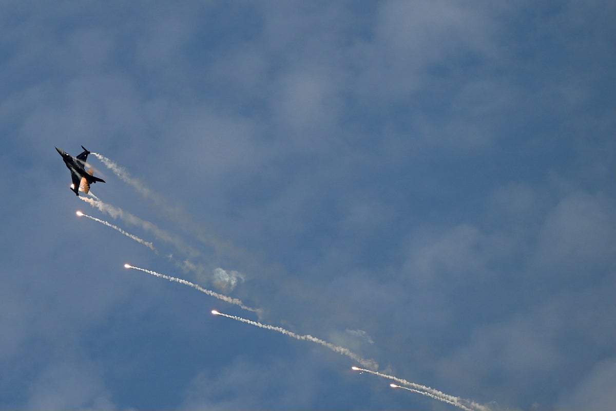 Pilot dies after Nato jet crashes moments after takeoff in Turkey – UK Times Pilot dies after Nato jet crashes moments after takeoff in Turkey – UK Times