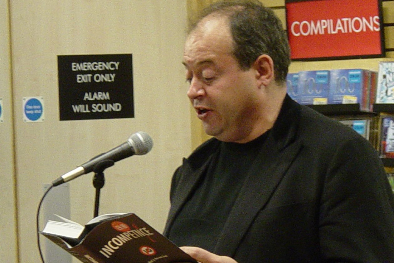 Il co-creatore di 'Red Dwarf' Rob Grant, nella foto mentre leggeva nel 2004, è morto all'età di 70 anni