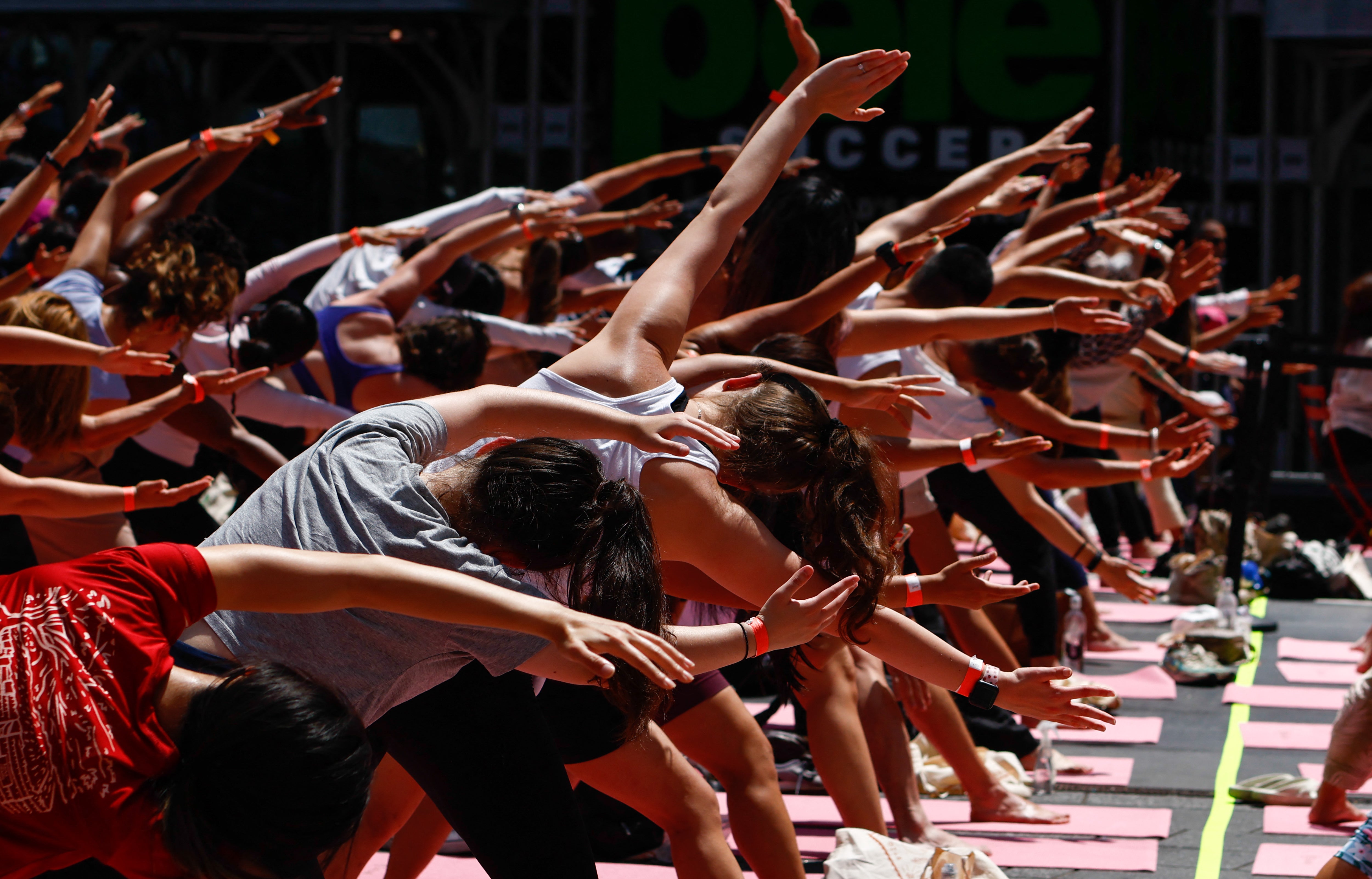 লোকেরা তাদের চাপের মাত্রা কমাতে পারে এবং যোগব্যায়াম বা তাই চি অনুশীলন করে হৃদরোগ ও ক্যান্সারের ঝুঁকি কমাতে পারে