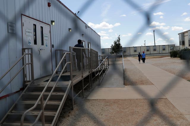 <p>En los últimos meses, los equipos de emergencia han acudido casi una docena de veces a un extenso campo de detención de ICE en Texas, EE. UU., para atender urgencias médicas relacionadas con niños de corta edad</p>