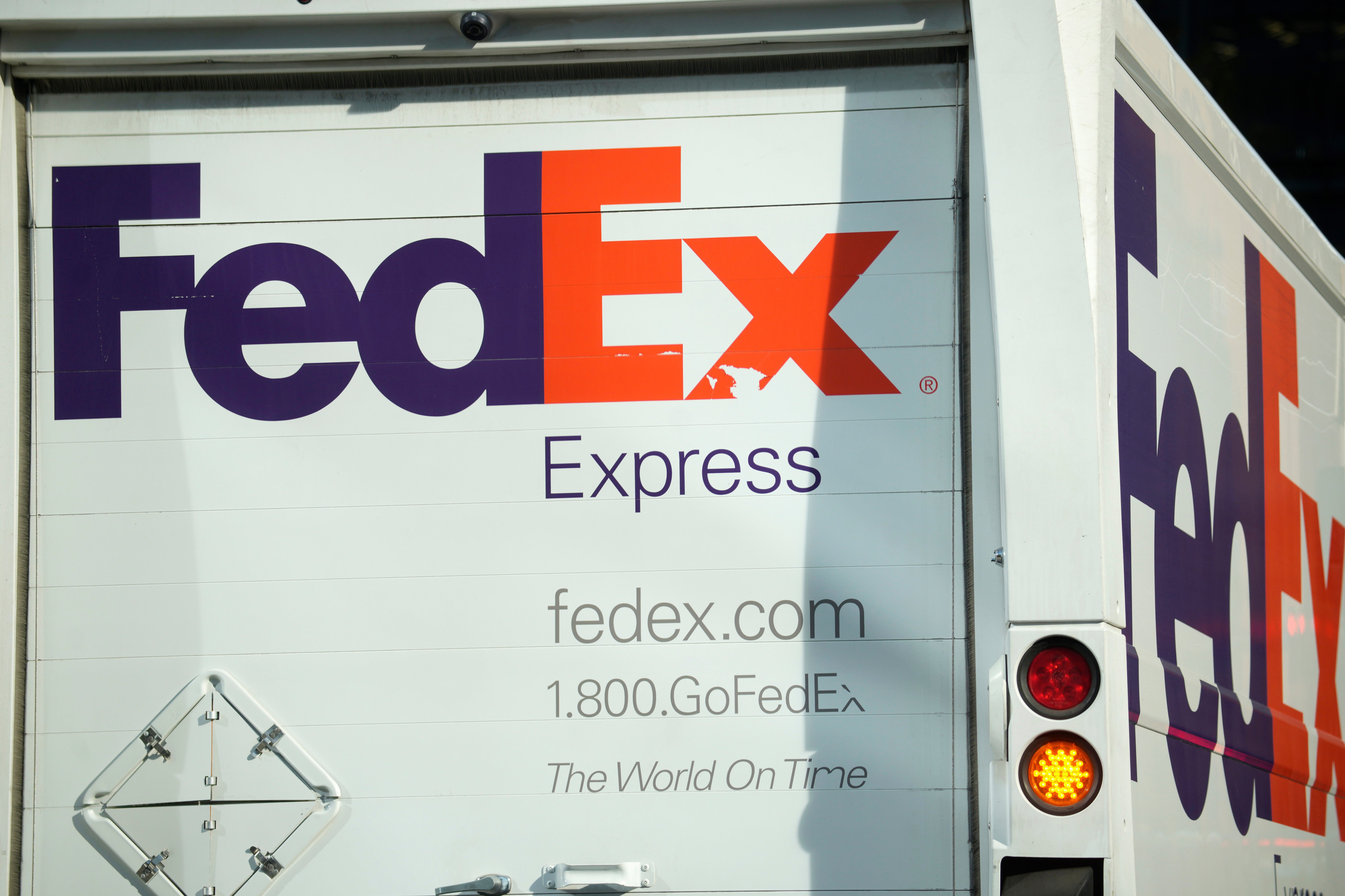 independent.co.uk - Mae Anderson - Retail customers sue FedEx and Ray-Bans maker over tariff refunds