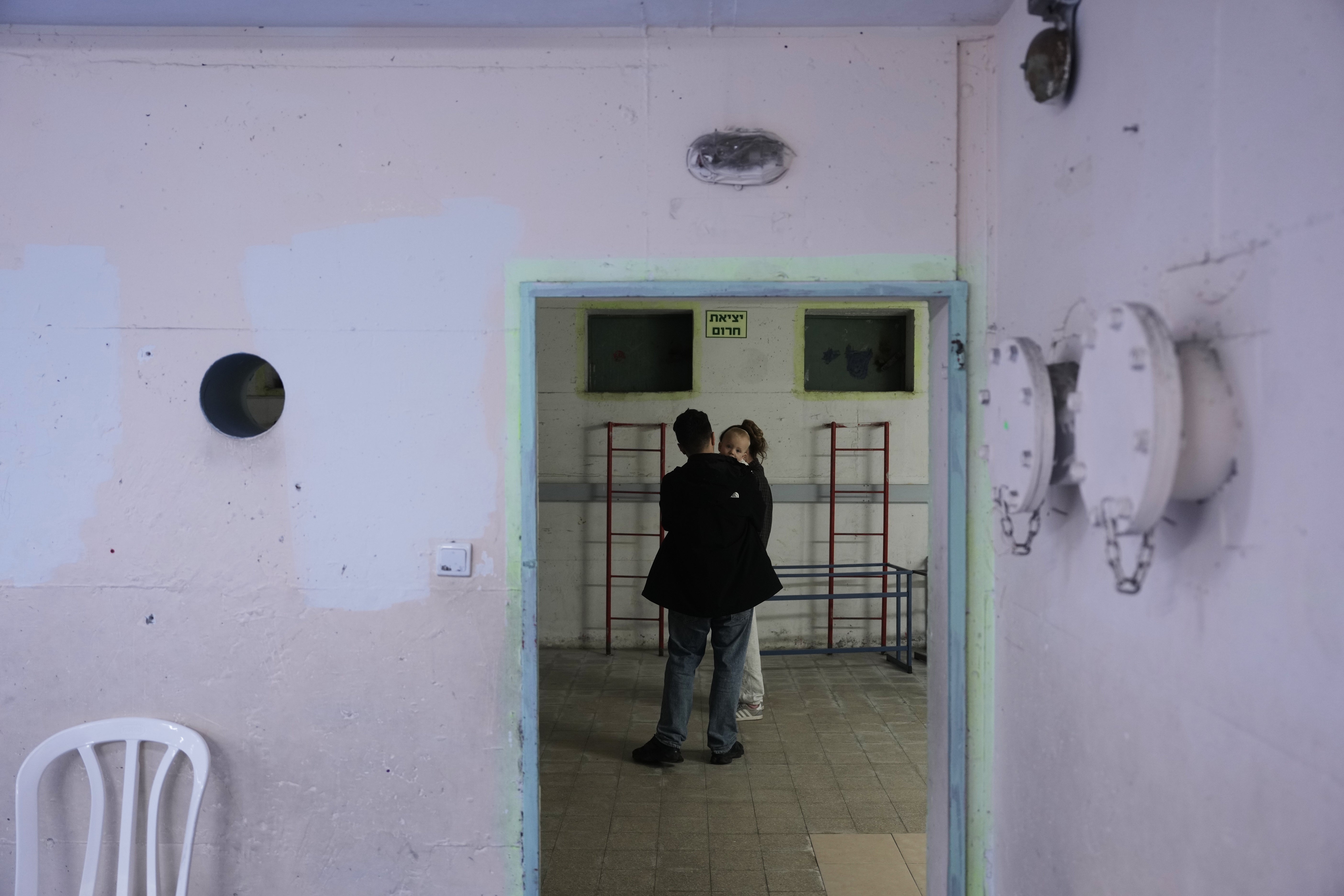 இஸ்ரேலில் எச்சரிக்கை அறிவிப்புக்குப் பிறகு தங்குமிடங்களில் வசிக்கும் பொதுமக்கள்