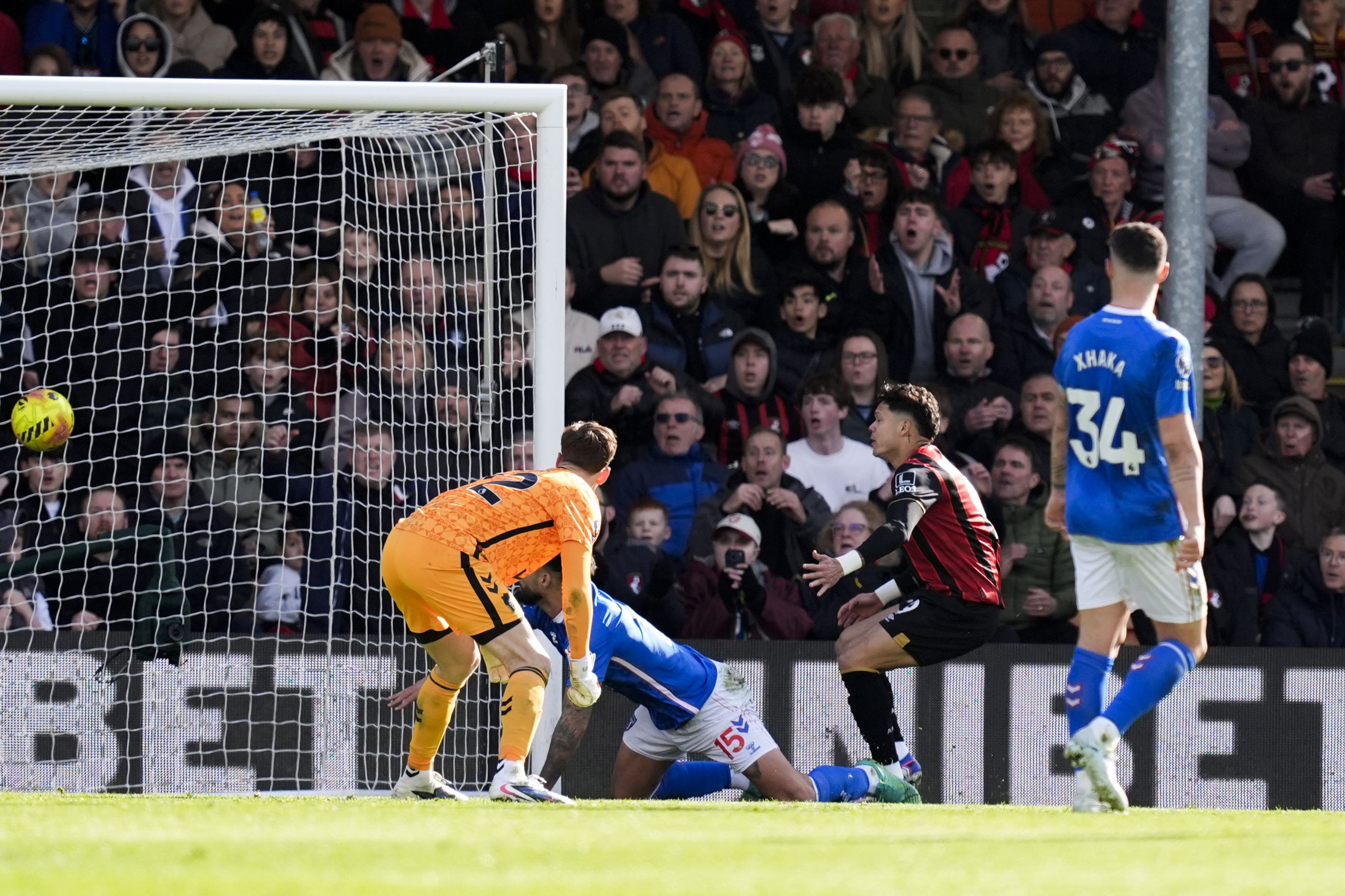 Evanilsson finalmente rendeu um ponto ao Bournemouth
